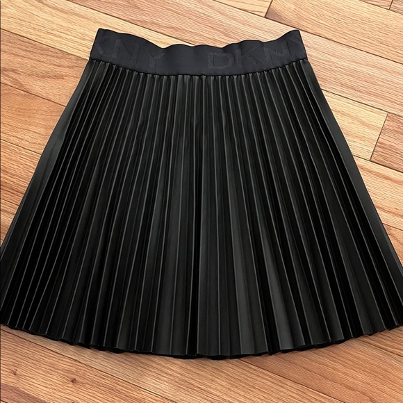 DKNY Pleated Black Faux Leather Skirt - Picture 8 of 11